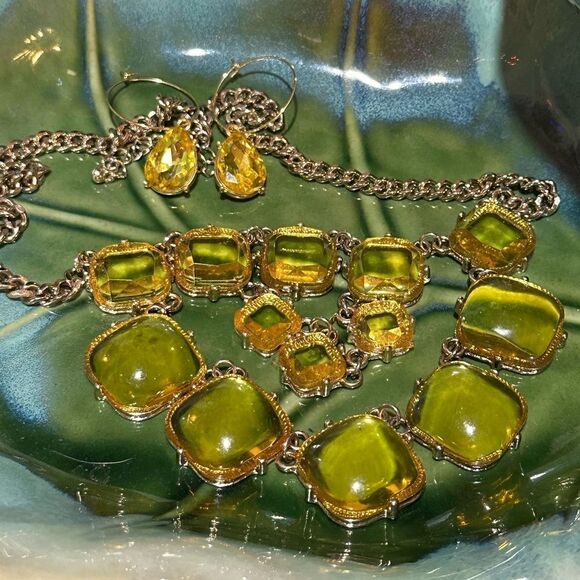 Beautiful Gold Tone & Yellow Crystals Bib Style Statement Necklace + Earrings - Picture 1 of 5